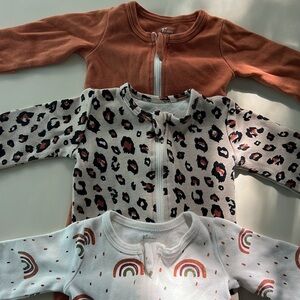 3 Zip up onesie 🌈